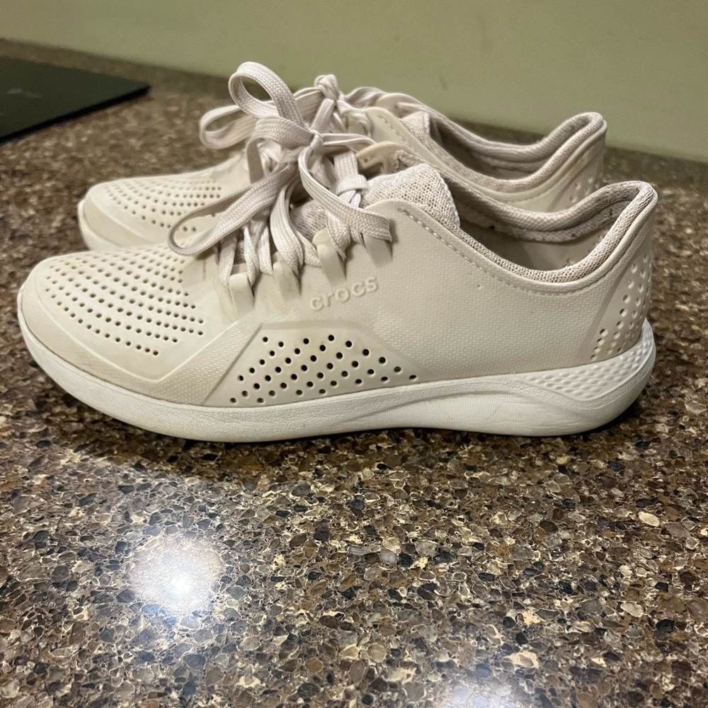 Crocs womens size 9 lace up and color is beige.. so comfortable.. waterproof